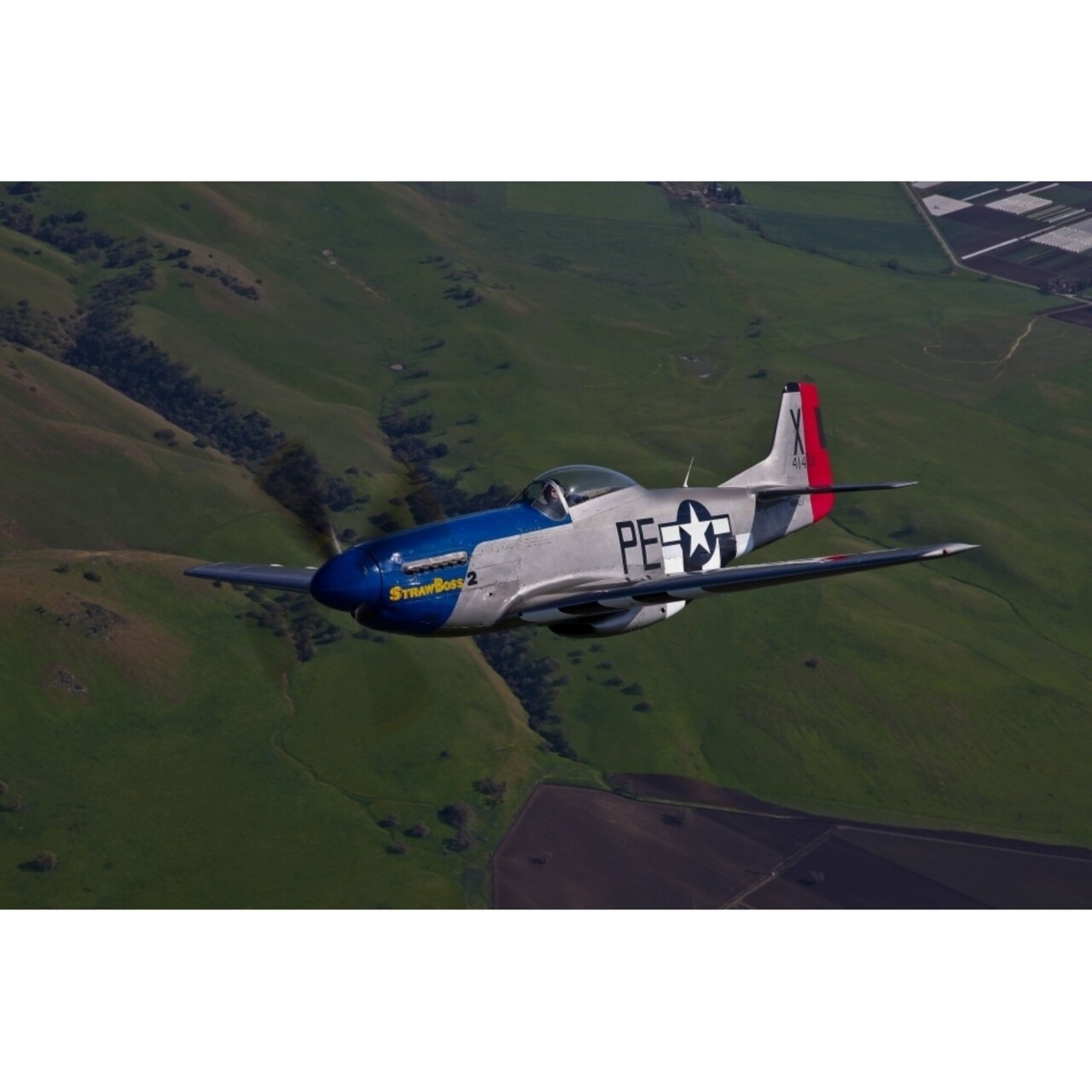 Posterazzi A P-51D Mustang in flight over Hollister California Poster Print
